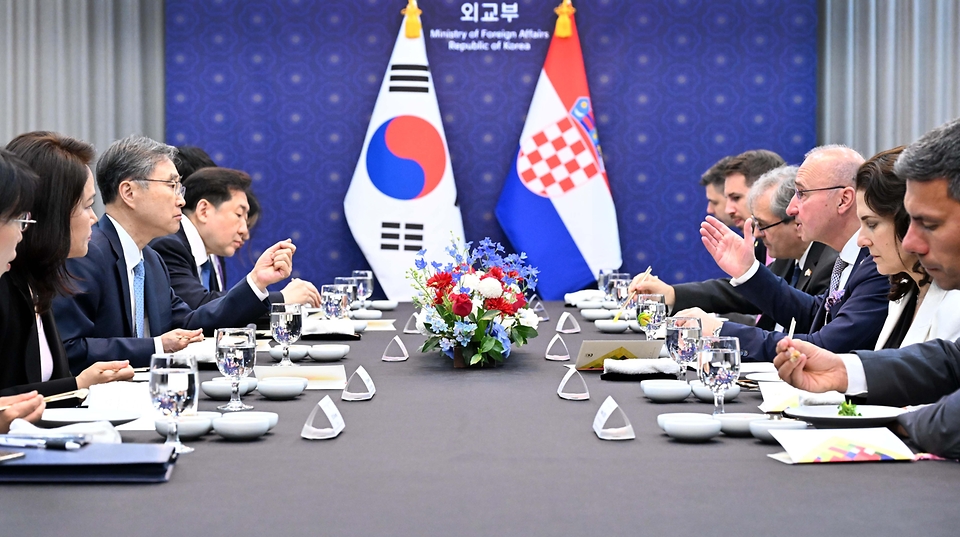 조현 외교부 장관이 5월 25일 서울에서 고르단 그를리치 라드만(Gordan Grlić Radman) 크로아티아 외교장관과 한-크로아티아 외교장관회담을 개최하고, 고위급 교류 교역·투자 지역정세 등 공동 관심사에 대해 의견을 교환하고 있다.