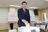 윤호중 행정안전부 장관이 5월 29일 오전 세종시 조치원읍 행정복지센터에 마련된 제9회 전국동시지방선거 투표소에서 사전투표에 참여하고 있다.