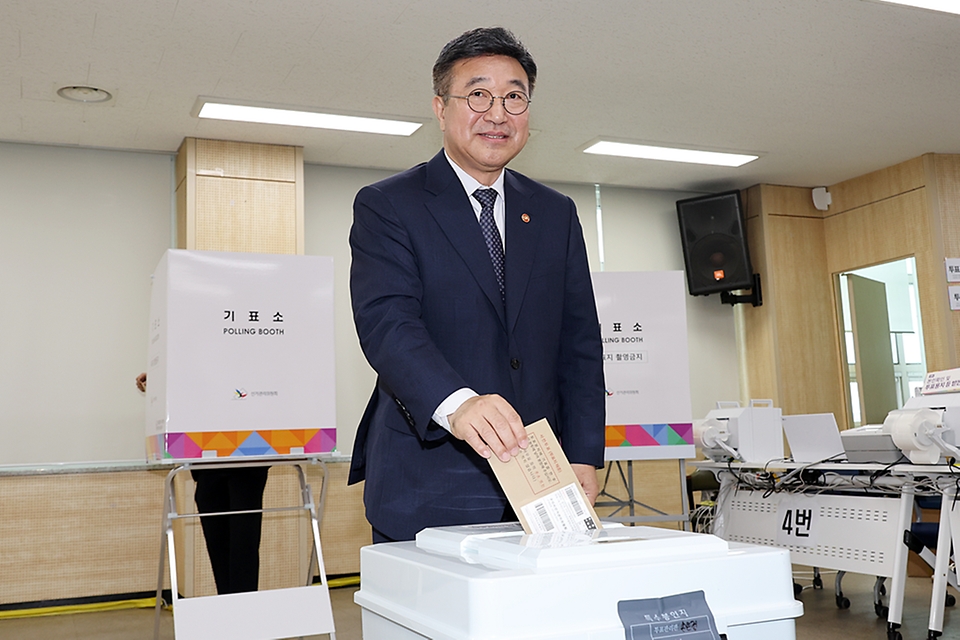 윤호중 행정안전부 장관이 5월 29일 오전 세종시 조치원읍 행정복지센터에 마련된 제9회 전국동시지방선거 투표소에서 사전투표에 참여하고 있다.