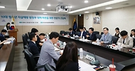 최교진 교육부 장관이 5월 29일 한국교육시설안전원에서 '10대 청소년 자살예방 범정부 추진 대책(안)' 수립을 위한 전문가 간담회에 참석하고 있다.