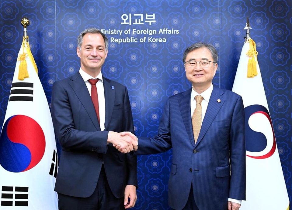 조현 외교부 장관이 5월 21일 오후 방한 중인 알렉산더 더크루(Alexander De Croo) 유엔개발계획(UNDP) 총재를 접견하고, 한-UNDP 협력 강화 방안과 최근 국제개발협력 환경에서의 협력 강화 방안 등에 대해 의견을 교환하고 있다.