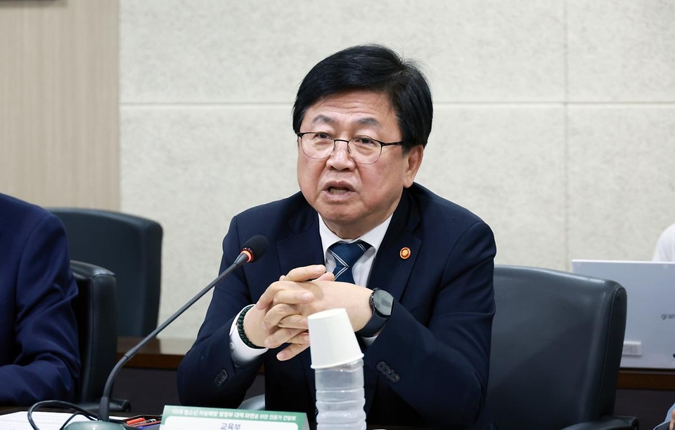 최교진 교육부 장관이 5월 29일 한국교육시설안전원에서 '10대 청소년 자살예방 범정부 추진 대책(안)' 수립을 위한 전문가 간담회에 참석하고 있다.