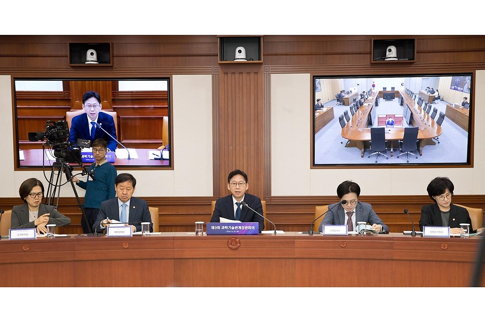 배경훈 부총리 겸 과학기술정보통신부 장관이 5월 29일 서울 종로구 정부서울청사 본관 영상회의실에서 '제9회 과학기술관계장관회의' 를 주재하고 있다.
