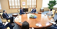 조현 외교부 장관이 5월 21일 오후 방한 중인 알렉산더 더크루(Alexander De Croo) 유엔개발계획(UNDP) 총재를 접견하고, 한-UNDP 협력 강화 방안과 최근 국제개발협력 환경에서의 협력 강화 방안 등에 대해 의견을 교환하고 있다.