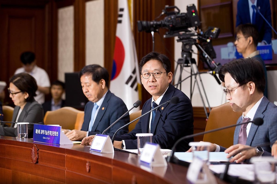 배경훈 부총리 겸 과학기술정보통신부 장관이 5월 29일 서울 종로구 정부서울청사 본관 영상회의실에서 '제9회 과학기술관계장관회의' 를 주재하고 있다.