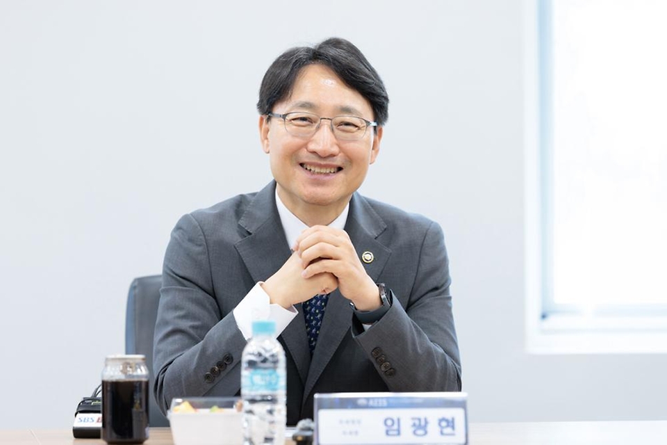임광현 국세청장이 5월 29일 서울대학교에서 유홍림 서울대학교 총장과 차담회를 하고, 이재욱 서울대학교 AI연구원장과 업무협약 MOU 체결식을 갖고 있다.