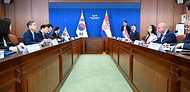 조현 외교부 장관이 5월 25일 서울에서 고르단 그를리치 라드만(Gordan Grlić Radman) 크로아티아 외교장관과 한-크로아티아 외교장관회담을 개최하고, 고위급 교류 교역·투자 지역정세 등 공동 관심사에 대해 의견을 교환하고 있다.