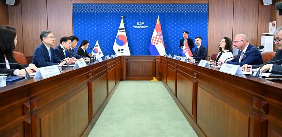 조현 외교부 장관이 5월 25일 서울에서 고르단 그를리치 라드만(Gordan Grlić Radman) 크로아티아 외교장관과 한-크로아티아 외교장관회담을 개최하고, 고위급 교류 교역·투자 지역정세 등 공동 관심사에 대해 의견을 교환하고 있다.