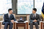 임광현 국세청장이 5월 29일 서울대학교에서 유홍림 서울대학교 총장과 차담회를 하고, 이재욱 서울대학교 AI연구원장과 업무협약 MOU 체결식을 갖고 있다.