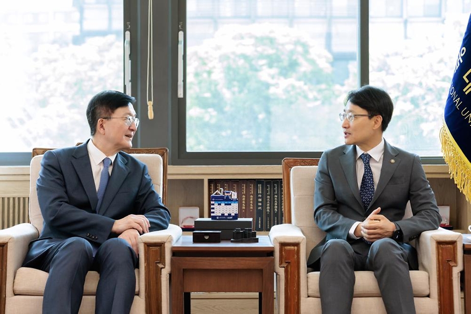 임광현 국세청장이 5월 29일 서울대학교에서 유홍림 서울대학교 총장과 차담회를 하고, 이재욱 서울대학교 AI연구원장과 업무협약 MOU 체결식을 갖고 있다.