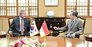 조현 외교부 장관이 5월 28일 서울에서 공식 방한(5.27.~28.) 중인 싱가포르 비비안 발라크리쉬난(Vivian Balakrishnan) 외교장관과 외교장관 회담을 갖고, 양국 주요 현안과 지역 및 국제정세 등 공동 관심사에 대해 의견을 교환하고 있다.