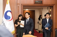 배경훈 부총리 겸 과학기술정보통신부 장관이 5월 29일 서울 종로구 정부서울청사 본관 영상회의실에서 '제9회 과학기술관계장관회의' 를 주재하고 있다.