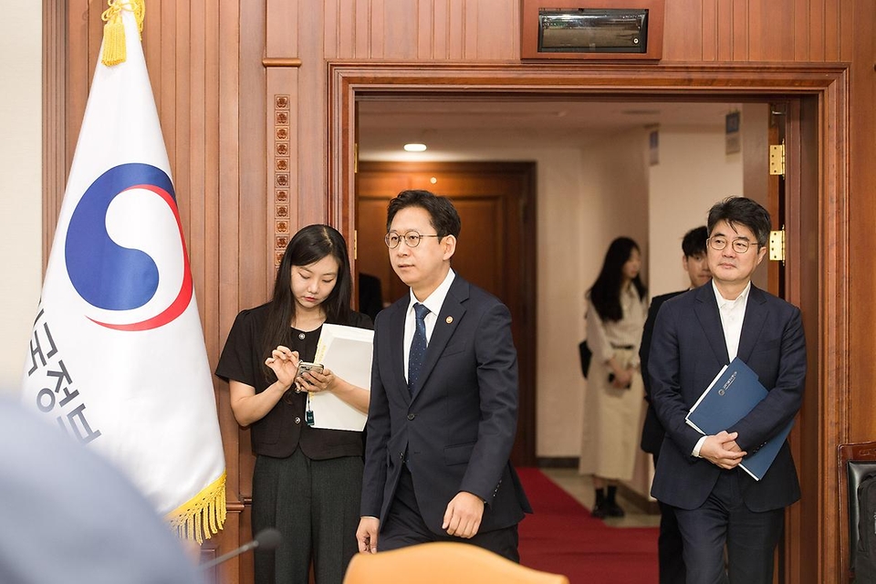 배경훈 부총리 겸 과학기술정보통신부 장관이 5월 29일 서울 종로구 정부서울청사 본관 영상회의실에서 '제9회 과학기술관계장관회의' 를 주재하고 있다.