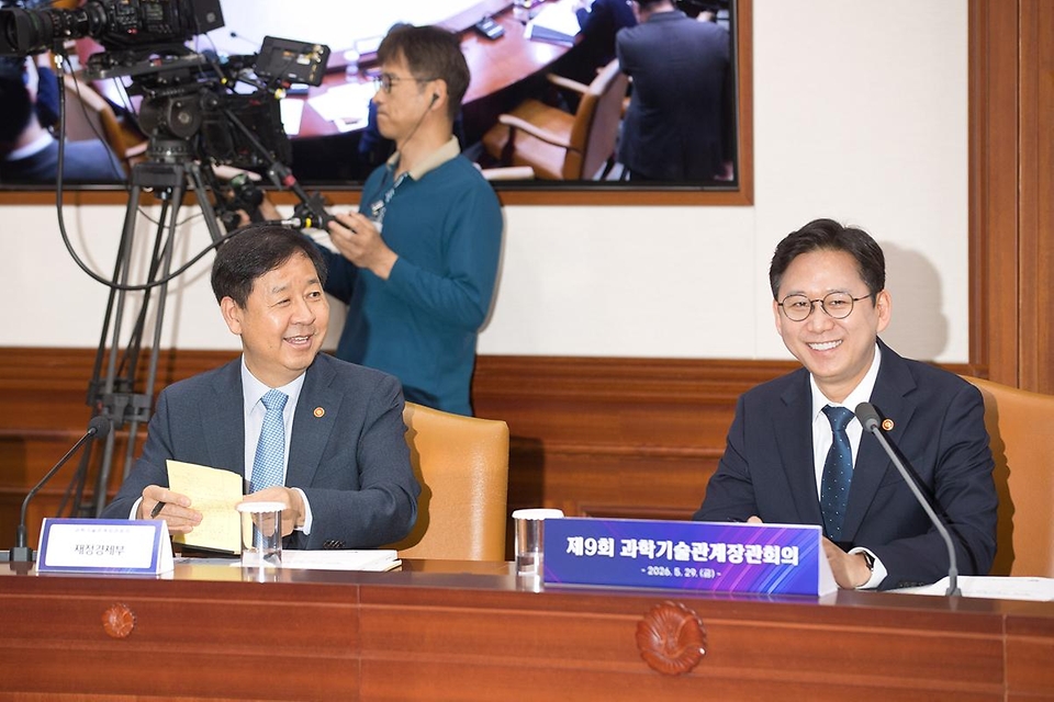 배경훈 부총리 겸 과학기술정보통신부 장관이 5월 29일 서울 종로구 정부서울청사 본관 영상회의실에서 '제9회 과학기술관계장관회의' 를 주재하고 있다.