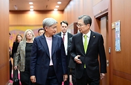 조현 외교장관이 4월 30일 서울에서 페니 웡(Penny Wong) 호주 외교장관과 한-호주 외교장관회담을 개최하고, 고위급 교류 경제안보 국방·방산 지역정세 등 양국 주요 현안 및 공동 관심사에 대해 의견을 교환하고 있다.