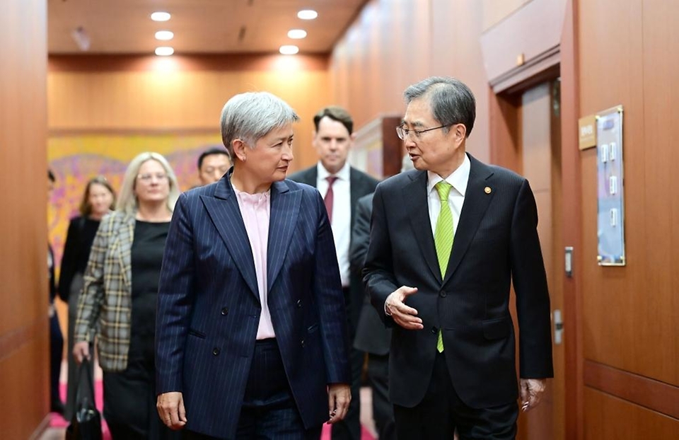 조현 외교장관이 4월 30일 서울에서 페니 웡(Penny Wong) 호주 외교장관과 한-호주 외교장관회담을 개최하고, 고위급 교류 경제안보 국방·방산 지역정세 등 양국 주요 현안 및 공동 관심사에 대해 의견을 교환하고 있다.
