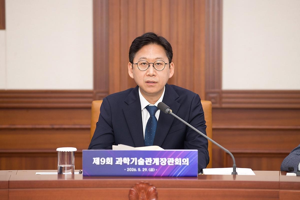 배경훈 부총리 겸 과학기술정보통신부 장관이 5월 29일 서울 종로구 정부서울청사 본관 영상회의실에서 '제9회 과학기술관계장관회의' 를 주재하고 있다.