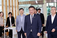 윤호중 행정안전부 장관이 5월 29일 오전 세종시 조치원읍 행정복지센터에 마련된 제9회 전국동시지방선거 투표소에서 사전투표에 참여하고 있다.