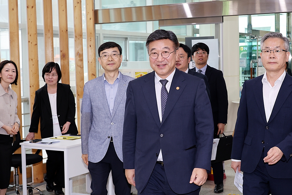 윤호중 행정안전부 장관이 5월 29일 오전 세종시 조치원읍 행정복지센터에 마련된 제9회 전국동시지방선거 투표소에서 사전투표에 참여하고 있다.