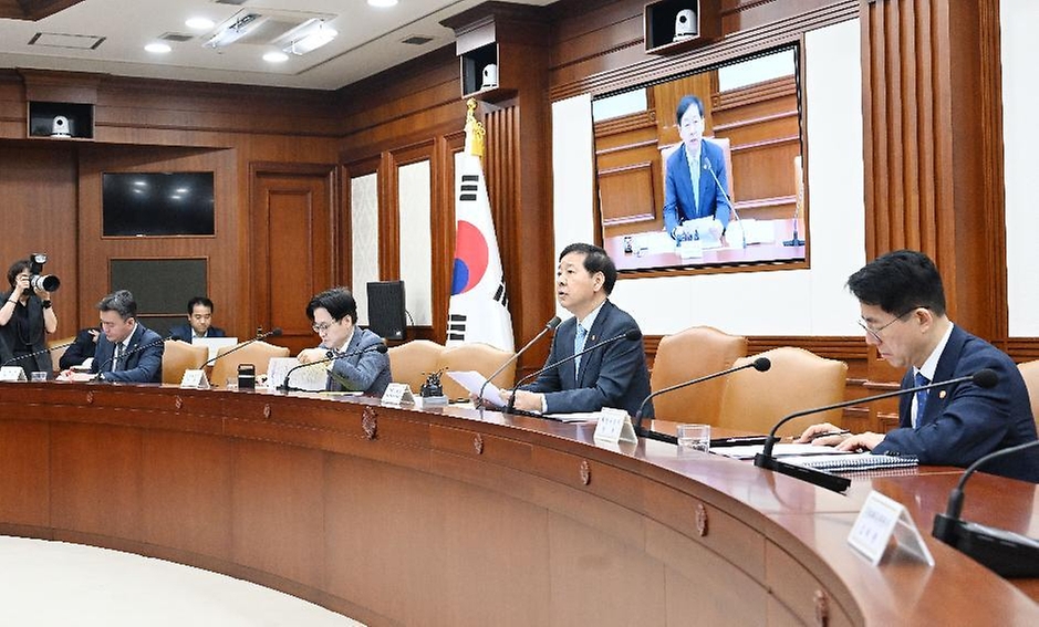 구윤철 부총리 겸 재정경제부 장관이 5월 29일 서울 종로구 정부서울청사에서 열린 '비상경제본부회의 겸 경제관계장관회의 겸 산업경쟁력강화 관계장관회의'를 주재, 모두발언을 하고 있다.