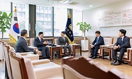 임광현 국세청장이 5월 29일 서울대학교에서 유홍림 서울대학교 총장과 차담회를 하고, 이재욱 서울대학교 AI연구원장과 업무협약 MOU 체결식을 갖고 있다.