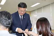 윤호중 행정안전부 장관이 5월 29일 오전 세종시 조치원읍 행정복지센터에 마련된 제9회 전국동시지방선거 투표소에서 사전투표에 참여하고 있다.