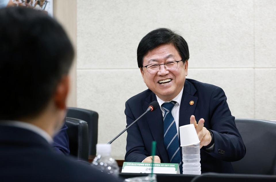 최교진 교육부 장관이 5월 29일 한국교육시설안전원에서 '10대 청소년 자살예방 범정부 추진 대책(안)' 수립을 위한 전문가 간담회에 참석하고 있다.