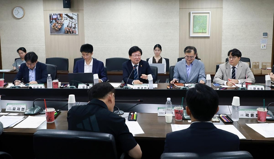 최교진 교육부 장관이 5월 29일 한국교육시설안전원에서 '10대 청소년 자살예방 범정부 추진 대책(안)' 수립을 위한 전문가 간담회에 참석하고 있다.