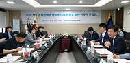 최교진 교육부 장관이 5월 29일 한국교육시설안전원에서 '10대 청소년 자살예방 범정부 추진 대책(안)' 수립을 위한 전문가 간담회에 참석하고 있다.