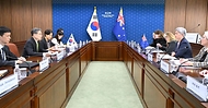 조현 외교장관이 4월 30일 서울에서 페니 웡(Penny Wong) 호주 외교장관과 한-호주 외교장관회담을 개최하고, 고위급 교류 경제안보 국방·방산 지역정세 등 양국 주요 현안 및 공동 관심사에 대해 의견을 교환하고 있다.