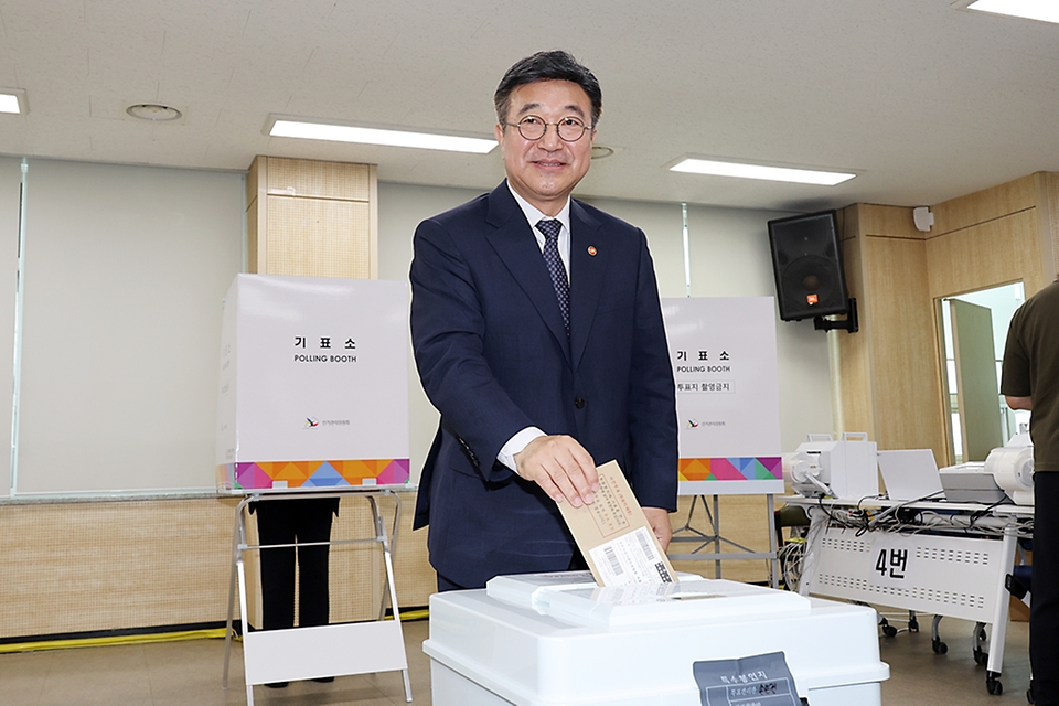윤호중 행정안전부 장관이 5월 29일 오전 세종시 조치원읍 행정복지센터에 마련된 제9회 전국동시지방선거 투표소에서 사전투표에 참여하고 있다.