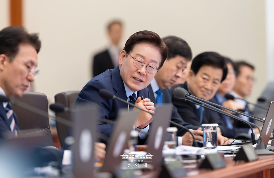이재명 대통령이 6월 2일 청와대에서 열린 국무회의 겸 비상경제점검회의에서 발언하고 있다.