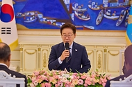 이재명 대통령이 6월 2일 청와대에서 한-아프리카 외교장관회의 참석차 방한한 아프리카 국가 및 국제기구 장관급 인사들을 접견하고 있다.