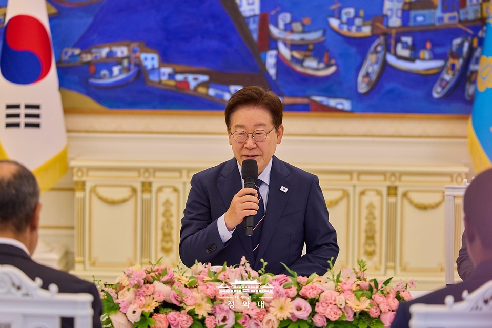 이재명 대통령이 6월 2일 청와대에서 한-아프리카 외교장관회의 참석차 방한한 아프리카 국가 및 국제기구 장관급 인사들을 접견하고 있다.