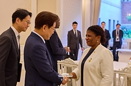 이재명 대통령이 6월 2일 청와대에서 한-아프리카 외교장관회의 참석차 방한한 아프리카 국가 및 국제기구 장관급 인사들과 인사하고 있다.