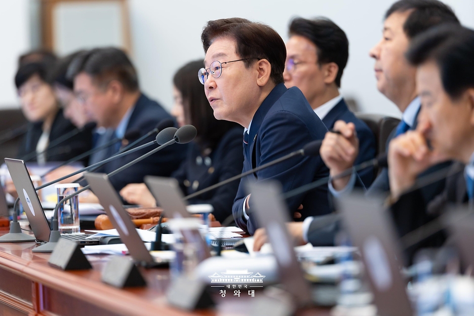 이재명 대통령이 6월 2일 청와대에서 열린 국무회의 겸 비상경제점검회의에서 발언하고 있다.