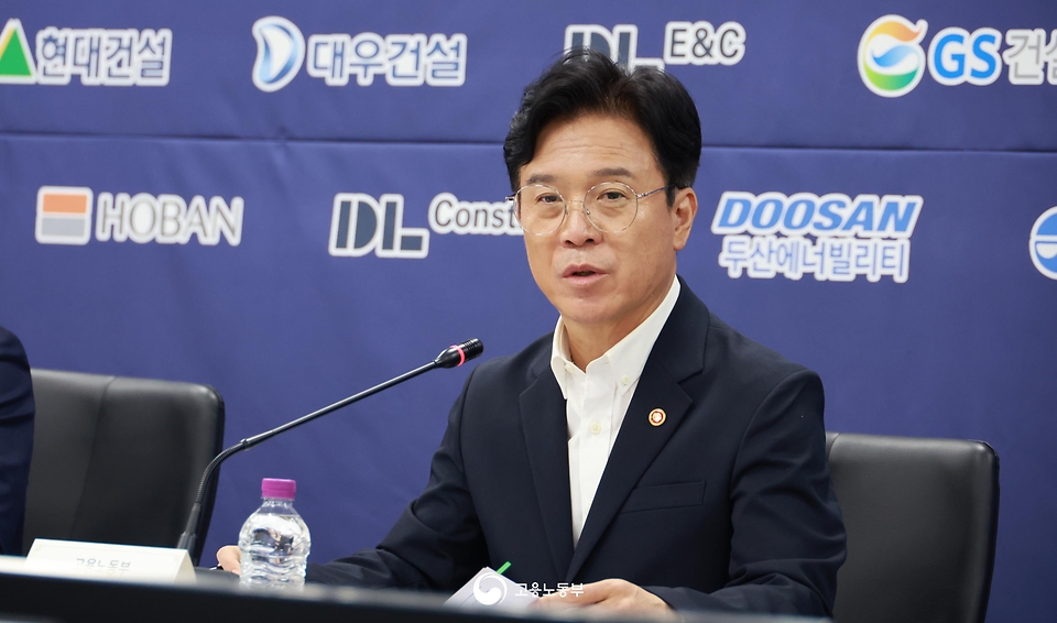 김영훈 고용노동부 장관이 5월 29일 폭염 대비 온열질환 예방을 위해 시공순위 상위 20대 건설사 대표이사들과 간담회를 개최하고 있다.