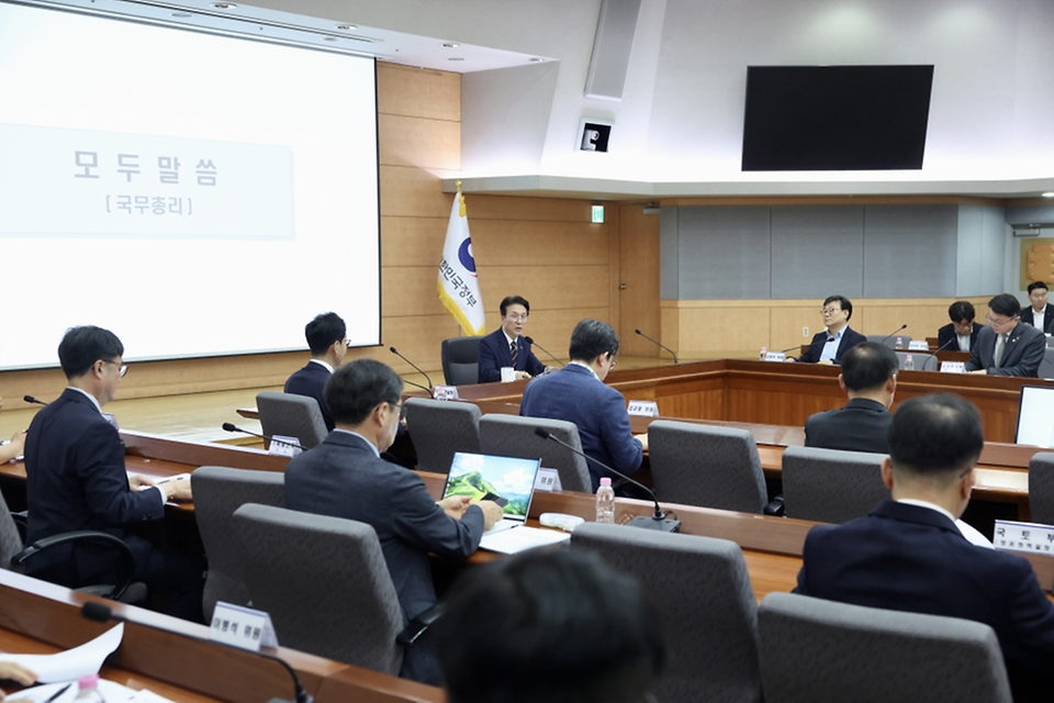 김민석 국무총리가 6월 4일 세종대로 정부서울청사에서 열린 드론·대드론 통합 태스크포스(TF) 최종보고회의를 주재하고 있다.