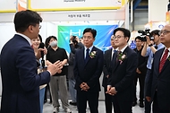 김정관 산업통상부 장관이 6월 1일 서울 삼성동 코엑스에서 김영훈 고용노동부 장관을 비롯한 관계 부처와 관련 유관기관 및 구인기업 358개사가 참석한 가운데 '청년 구직자에게는 좋은 일자리를 외투기업 및 해외기업에는 우수인재 채용 기회를 제공'하기 위해 열린 '2026 글로벌 탤런트 페어(Global Talent Fair) 개막식'에 참석했다. <br>
<br>
인사말을 한 후에는 개막을 알리는 테이프 커팅 세리머니를 갖고 외국인투자기업 채용관, 해외기업취업관, 외국인유학생 채용관 등 박람회 주요부스를 둘러보고 있다.