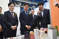 김정관 산업통상부 장관이 6월 1일 서울 삼성동 코엑스에서 김영훈 고용노동부 장관을 비롯한 관계 부처와 관련 유관기관 및 구인기업 358개사가 참석한 가운데 '청년 구직자에게는 좋은 일자리를 외투기업 및 해외기업에는 우수인재 채용 기회를 제공'하기 위해 열린 '2026 글로벌 탤런트 페어(Global Talent Fair) 개막식'에 참석했다. <br>
<br>
인사말을 한 후에는 개막을 알리는 테이프 커팅 세리머니를 갖고 외국인투자기업 채용관, 해외기업취업관, 외국인유학생 채용관 등 박람회 주요부스를 둘러보고 있다.