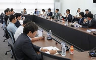 최휘영 문화체육관광부 장관이 5월 26일 대중문화예술교류위원회 대회의실에서 저작권 보호 관련 전문가들을 만나 현재 시행하고 있는 저작권 침해사이트 긴급차단 및 접속차단 제도에 대한 개선책을 논의하고 현장 의견을 청취하고 있다.