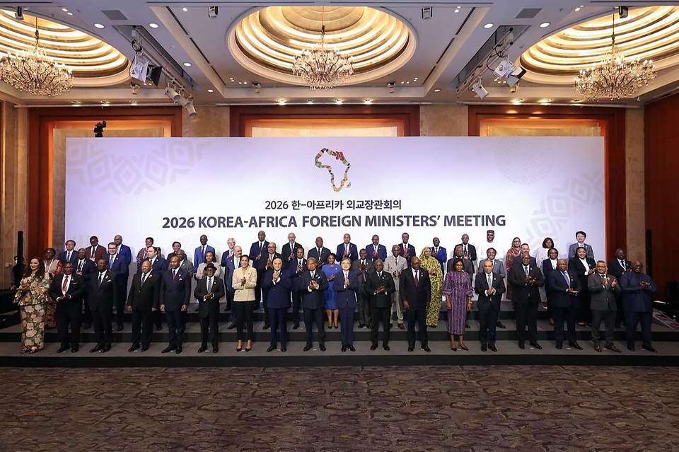 조현 외교부 장관이 6월 1일 서울에서 아프리카연합(African Union, AU) 부의장국인 가나의 사무엘 오쿠제토 아블라콰(Samuel Okudzeto ABLAKWA) 외교 장관과의 공동 주재로 2026 한-아프리카 외교장관회의를 개최하고 공동성명을 채택하고 있다.