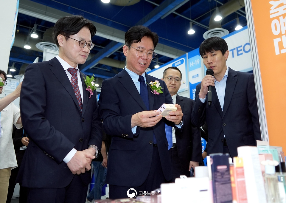 산업통상부와 고용노동부가 6월 1일부터 2일까지 이틀간 코엑스 B홀, 컨퍼런스룸 E에서 '2026 글로벌 탤런트 페어(Global Talent Fair)'를 공동 개최하고 있다.