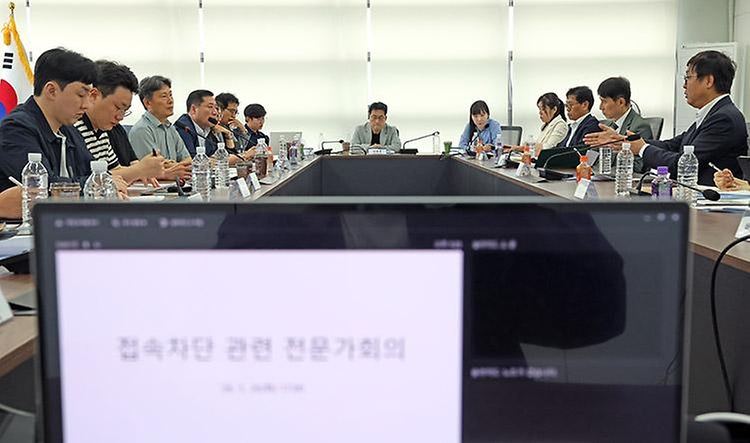 최휘영 문화체육관광부 장관이 5월 26일 대중문화예술교류위원회 대회의실에서 저작권 보호 관련 전문가들을 만나 현재 시행하고 있는 저작권 침해사이트 긴급차단 및 접속차단 제도에 대한 개선책을 논의하고 현장 의견을 청취하고 있다.