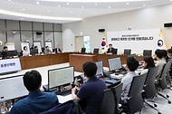 윤호중 행정안전부 장관이 6월 3일 정부세종청사 중앙동에 마련된 제9회 전국동시지방선거 투·개표지원상황실을 방문해 지방선거 진행 상황 등을 점검하고 있다.