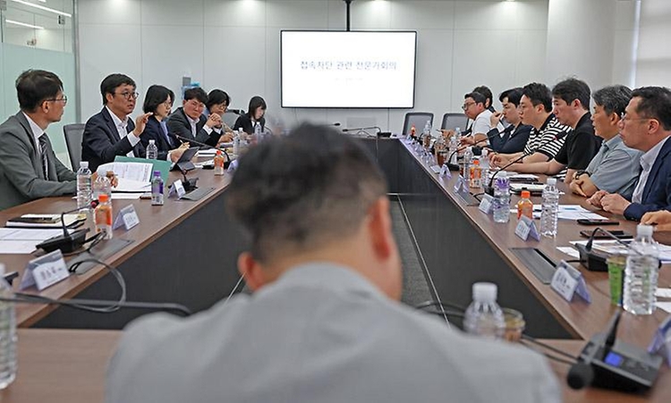 최휘영 문화체육관광부 장관이 5월 26일 대중문화예술교류위원회 대회의실에서 저작권 보호 관련 전문가들을 만나 현재 시행하고 있는 저작권 침해사이트 긴급차단 및 접속차단 제도에 대한 개선책을 논의하고 현장 의견을 청취하고 있다.