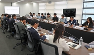 최휘영 문화체육관광부 장관이 5월 26일 대중문화예술교류위원회 대회의실에서 저작권 보호 관련 전문가들을 만나 현재 시행하고 있는 저작권 침해사이트 긴급차단 및 접속차단 제도에 대한 개선책을 논의하고 현장 의견을 청취하고 있다.
