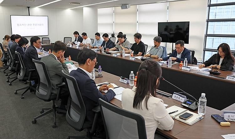 최휘영 문화체육관광부 장관이 5월 26일 대중문화예술교류위원회 대회의실에서 저작권 보호 관련 전문가들을 만나 현재 시행하고 있는 저작권 침해사이트 긴급차단 및 접속차단 제도에 대한 개선책을 논의하고 현장 의견을 청취하고 있다.