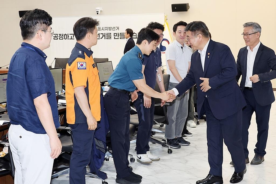 윤호중 행정안전부 장관이 6월 3일 정부세종청사 중앙동에 마련된 제9회 전국동시지방선거 투·개표지원상황실을 방문해 지방선거 진행 상황 등을 점검하고 있다.