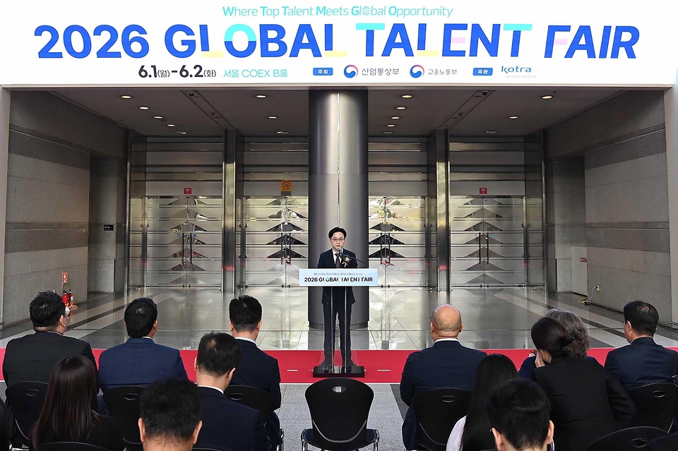 김정관 산업통상부 장관이 6월 1일 서울 삼성동 코엑스에서 김영훈 고용노동부 장관을 비롯한 관계 부처와 관련 유관기관 및 구인기업 358개사가 참석한 가운데 '청년 구직자에게는 좋은 일자리를 외투기업 및 해외기업에는 우수인재 채용 기회를 제공'하기 위해 열린 '2026 글로벌 탤런트 페어(Global Talent Fair) 개막식'에 참석했다. <br>
<br>
인사말을 한 후에는 개막을 알리는 테이프 커팅 세리머니를 갖고 외국인투자기업 채용관, 해외기업취업관, 외국인유학생 채용관 등 박람회 주요부스를 둘러보고 있다.